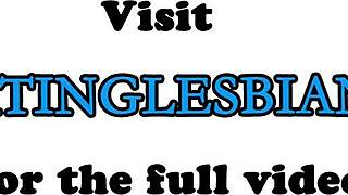 Suihkuttava lesbo saa oraalista nautintoa täyteläiseltä naiselta kuumassa kohtaamisessa, niin kuuma ja villi!