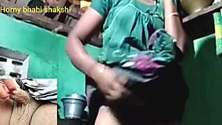 व्हाट्सएप कॉल पर बॉयफ्रेंड के साथ सेमी-न्यूड बूब्स और नेवल टीज