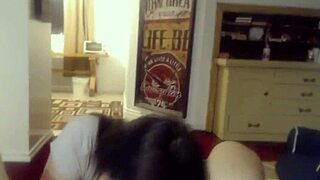 สาวชื่อใหญ่สักลายส่งมอบปากควยร้อนแรงและเย็ดชื่อ!