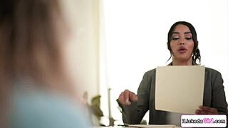 Lezbična Latina sedi na obrazu bujne stranke v vroči seansi