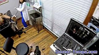 Přidej se k doktoru Tampovi, jak Solana zkoumá divné elektrické e-stim v kinky seanci.