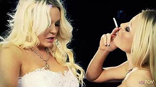 Britiske blondiner røyker og kjærtegner i sensuell lesbisk lek 😘