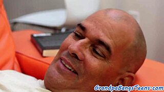 Tonåring med piercad fitta blir hårt tagen av farfar i vild missionär-action