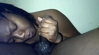 Sød ebony-pige giver blowjob der leder til dobbelt orgasme og sæd i munden