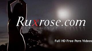 ナタリー・ゴールドが小さいおっぱいでソロでからかい、HD指マンアクション