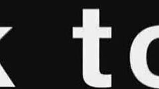 Kodrasta Rosie Budd si prstkuje do vrhunca