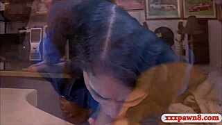 Сексуальная брюнетка-любительница: подглядывают минет и трах огромным членом от ломбардщика на скрытой камере