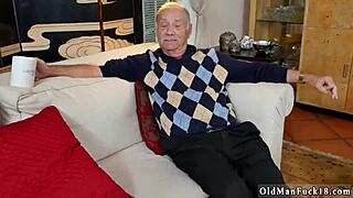 Vanhus nuolee nuoren maksima erektistä hardcore-teini-scenessä.