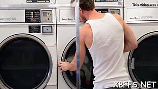 BFF telanjang pelacur liar aksi grup gila dengan payudara muda. Siap main memek hardcore!