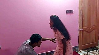 เซอร์ไพรส์ทรีซัม: เพื่อนเก่าภรรยาเข้าร่วมกับสองสาวบิกินีสวยๆ ในเซ็กส์เบงกาลีสุดดุเดือด