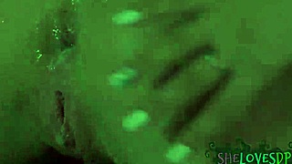 Elegáns csaj kemény dupla penetrációt kap sloppys fuj után közelről. Köpködés és seggdugás benne!