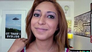 Любительница с большими сиськами трахается в миссионерской позе крупным планом! 😘