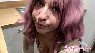 Madrastra atascada en horno durante percance en cocina