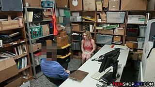 Jóvenes Pillados Robando Enfrentan Dilema de 3some en Oficina Trasera. ¿Follar o Cárcel?