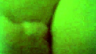 ฉันดูเอมิลี่อาบน้ำในห้องน้ำ หีธรรมชาติของ MILF ส่องประกาย เติมเต็มแฟนตาซีสายมองกับเพื่อนแอบดู