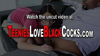 Pohotna najstnica 18+ drka pošastnem kurcu v medrasnem hardcore cumshotu