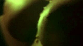 エキゾチックなアフェアが裸のボリウッドダンスから始まるよ、毎回の動きが純粋な誘惑！