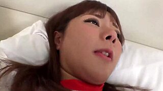 欲求不満なアジアン美女が激しいアクションを欲しがる