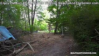 Gepensioneerde senior ramt skinny Adela Youn in outdoor doggystyle