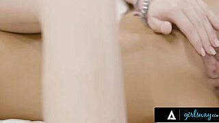 Lena Paul a Emily Willis v horúcej lesbickej škáre