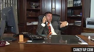 Blond sekretær tilbyr vill anal action