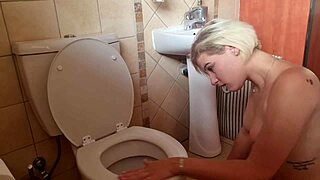 Blonde Toilettensklavin bettelt um deinen Piss, während sie leckt und spült!