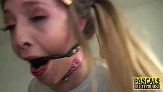 kinky bdsm hoer kokhalst op speeltje, wil je haar gebonden en onderdanig zien?