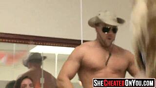 Putas da festa chupam pau enorme de stripper com força