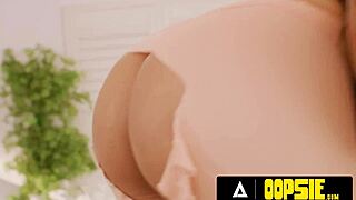 أووبسي! مدرب عنصري يمزق بنطال اليوغا لعملاء صدرهم كبير لتدريب جنسي مكثف!