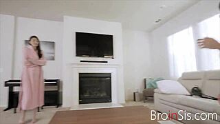 금기적인 장면에서 어린 미녀의 놀라운 유혹과 함께하는 인종 간 의붓 판타지