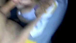 Amateur thuisgemaakt filmpje met mager meisje