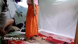 देसी हाउसवाइफ अपने हसबैंड से रफ एनल चाहती है आज रात। क्या वह तैयार है?