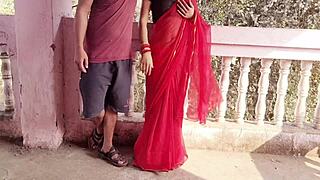 देसी भाभी टेरेस पर जाती है, लवर को मीटिंग के लिए बुलाती है।