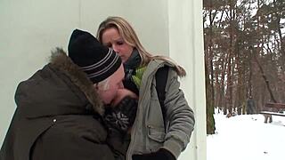 Geil szőke tökéletes cicikkel borotvált puncit dugnak kint