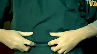 Fetish Sarung Tangan Lateks dengan Mainan Dominasi Intens