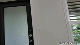 ओल्ड बॉस यंग 18+ ब्रूनेट को क्रिसमस हैंडजॉब फन के लिए सेड्यूस करता है