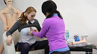 哇，看这些辣妹测试狂野性玩具在滴水逼上！