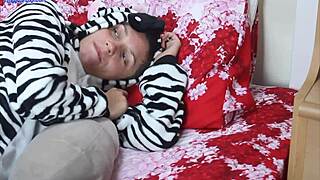 Čoveče, moja pastorčad je dobila po guzi pored svoje bliznakinje na krevetu!