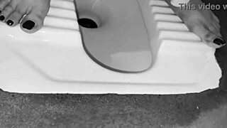 अरे, यह विंटेज लेडी को टॉयलेट में पींग और फार्टिंग चेक करो, देसीस्लिमगर्ल स्टाइल!