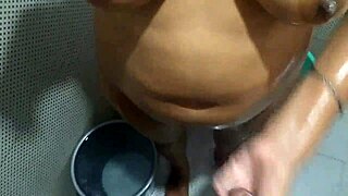 इंडियन शादीशुदा औरत बाथरूम में 18+ यंग बॉय से मिलती है