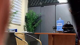 מצלמת ריגול תופסת זוג במשרד בזיון דוגיסטייל בחוץ