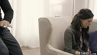 Mlada ženska z očali izkoriščena od zvitega socialnega delavca