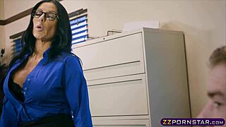 Milf latina peituda fode o caixa do banco por aprovação de empréstimo