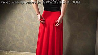 Milf tiukassa mekossa kiusaa pikkuhousurajalla!