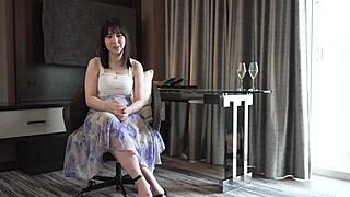 グラマラスなアジア系エステティシャンの激しいベッドプレイ、バックと騎乗位で