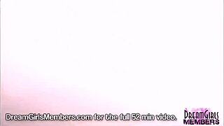 Gata quente em ménage explora penetração dupla com consolos enormes