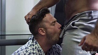 Dolgozók piszkoskodnak rimjob-bal míg a főnök veri nézelődve! 😲