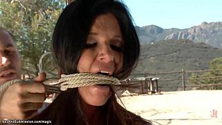 Hitto, tämä milf sidotaan ja anaalipannaan ranchilla!