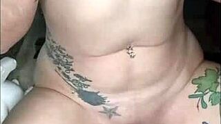 เล่นไอ้หนูในหีและปลั๊กก้นแบบร้อนแรง