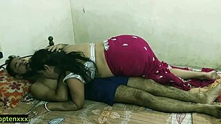 गर्म बंगाली आंटी पति के मोन्स्टर लंड को चोदती है